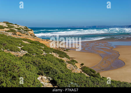 Praia da Bordeira avec l'embouchure de la Ribeira da Carrapateira dans l'océan Atlantique, près du petit village de pêcheurs Carrapateira sur la côte rocheuse et sauvage sur l'Océan Atlantique Banque D'Images