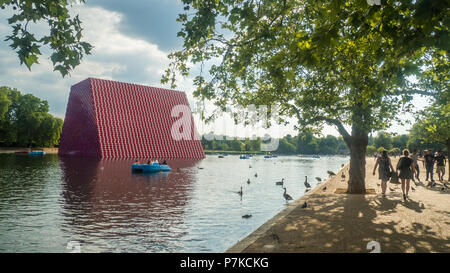 Les 20 mètres de haut 'Mastaba' sculpture de l'artiste Christo sur le lac Serpentine de Londres. La structure se compose de plus de 7500 barriques peintes Banque D'Images