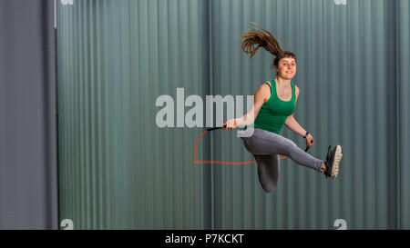Corde à sauter d'adolescent, 18 ans, femme, l'environnement urbain Banque D'Images