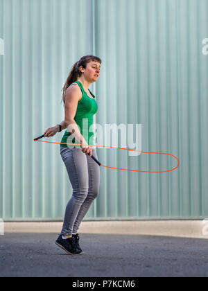 Adolescent la corde à sauter, 18 ans, femme, l'environnement urbain Banque D'Images