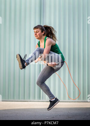 Adolescent la corde à sauter, 18 ans, femme, l'environnement urbain Banque D'Images