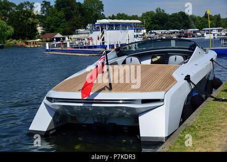 Henley-on-Thames, Royaume-Uni. 6e juillet 2018. Henley Royal Regatta a pour la première fois dans ses 178 ans d'histoire en partenariat avec quatre marques britanniques prestigieuses dont un est Aston Martin qui sont montrant plusieurs de leurs voitures de luxe avec ce suis37 bateau à moteur. Cette version est au prix de £ 1.4M Credit Wendy Johnson/Alamy Live News Banque D'Images