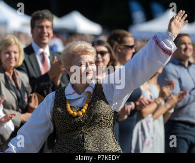 Vilnius, Lituanie. 6 juillet, 2018. Le Président de la Lituanie, Dalia Grybauskaite (avant) assiste à l'événement au cours du jour Chanson Chanson 2018 Célébration à Vilnius, capitale de la Lituanie, le 6 juillet 2018. Des milliers de chanteurs ont assisté le vendredi le dernier événements du festival de la chanson traditionnelle lituanienne la chanson Celebration qui cette année est consacrée à l'occasion du centenaire de la restauration de l'indépendance du pays. Alfredas Crédit : Pliadis/Xinhua/Alamy Live News Banque D'Images