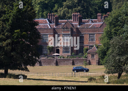 Princes Risborough, UK. 6 juillet, 2018. Chequers, le Premier Ministre, la résidence officielle du pays au cours d'une réunion au sommet du crunch Theresa Mai et son Cabinet de débattre et d'essayer de statuer sur la proposition du Royaume-Uni Brexit de ses relations futures avec l'Union européenne. Le premier ministre a présenté un nouveau "troisième voie" en matière de douanes connu sous le nom de "facilité" arrangement des douanes (AFD). Certains rapports suggèrent que les taxis sont en attente pour les ministres à défaut de convenir d'un plan durant le sommet d'aujourd'hui. Credit : Mark Kerrison/Alamy Live News Banque D'Images