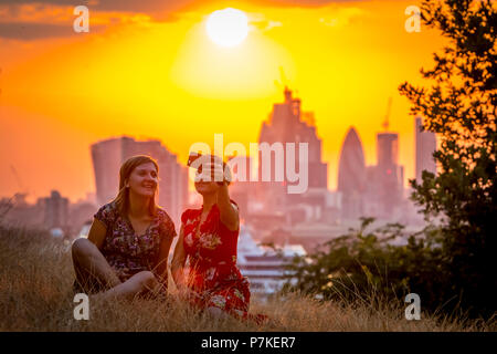 Londres, Royaume-Uni. 7 juillet, 2018. Météo France : le coucher du soleil depuis le sommet de Greenwich Park se terminant le jour de canicule de l'été une autre d'atteindre des sommets de 28C dans la ville. Crédit : Guy Josse/Alamy Live News Banque D'Images