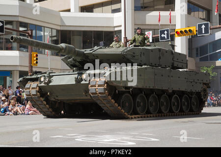 Calgary, Canada. 6 juillet, 2018. Forces armées canadiennes participent au défilé du Stampede de Calgary. Le défilé dans le centre-ville commence le Stampede de Calgary chaque année. Rosanne Tackaberry/Alamy Live News Banque D'Images