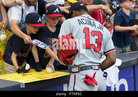 Milwaukee, WI, USA. 5 juillet, 2018. Le voltigeur des Atlanta Braves Ronald Acuna Jr. # 13 le signe des autographes avant le match de la Ligue Majeure de Baseball entre les Milwaukee Brewers et les Braves d'Atlanta au Miller Park de Milwaukee, WI. John Fisher/CSM/Alamy Live News Banque D'Images