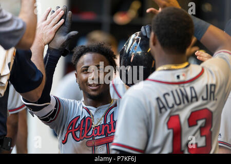 Milwaukee, WI, USA. 5 juillet, 2018. Le deuxième but des Atlanta Braves Albies Ozzie # 1 est félicité après avoir marqué dans le jeu de la Ligue Majeure de Baseball entre les Milwaukee Brewers et les Braves d'Atlanta au Miller Park de Milwaukee, WI. John Fisher/CSM/Alamy Live News Banque D'Images