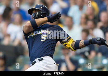 Milwaukee, WI, USA. 5 juillet, 2018. Le deuxième but des Milwaukee Brewers Jonathan Villar # 5 en action à la plaque pendant le match de la Ligue Majeure de Baseball entre les Milwaukee Brewers et les Braves d'Atlanta au Miller Park de Milwaukee, WI. John Fisher/CSM/Alamy Live News Banque D'Images