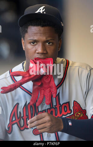 Milwaukee, WI, USA. 5 juillet, 2018. Le voltigeur des Atlanta Braves Ronald Acuna Jr. # 13 avant le match de la Ligue Majeure de Baseball entre les Milwaukee Brewers et les Braves d'Atlanta au Miller Park de Milwaukee, WI. John Fisher/CSM/Alamy Live News Banque D'Images