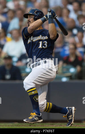 Milwaukee, WI, USA. 5 juillet, 2018. Le deuxième but des Milwaukee Brewers Tyler Saladino # 13 jusqu'à chauve-souris pendant le match de la Ligue Majeure de Baseball entre les Milwaukee Brewers et les Braves d'Atlanta au Miller Park de Milwaukee, WI. John Fisher/CSM/Alamy Live News Banque D'Images