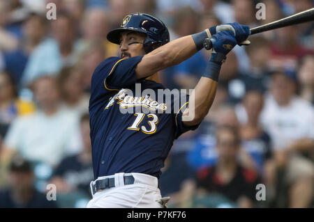 Milwaukee, WI, USA. 5 juillet, 2018. Le deuxième but des Milwaukee Brewers Tyler Saladino # 13 en action au cours de la partie de baseball de ligue majeure entre les Milwaukee Brewers et les Braves d'Atlanta au Miller Park de Milwaukee, WI. John Fisher/CSM/Alamy Live News Banque D'Images