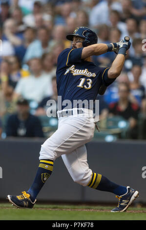 Milwaukee, WI, USA. 5 juillet, 2018. Le deuxième but des Milwaukee Brewers Tyler Saladino # 13 jusqu'à chauve-souris pendant le match de la Ligue Majeure de Baseball entre les Milwaukee Brewers et les Braves d'Atlanta au Miller Park de Milwaukee, WI. John Fisher/CSM/Alamy Live News Banque D'Images