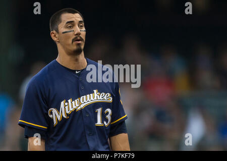 Milwaukee, WI, USA. 5 juillet, 2018. Le deuxième but des Milwaukee Brewers Tyler Saladino # 13 au cours de la partie de baseball de ligue majeure entre les Milwaukee Brewers et les Braves d'Atlanta au Miller Park de Milwaukee, WI. John Fisher/CSM/Alamy Live News Banque D'Images