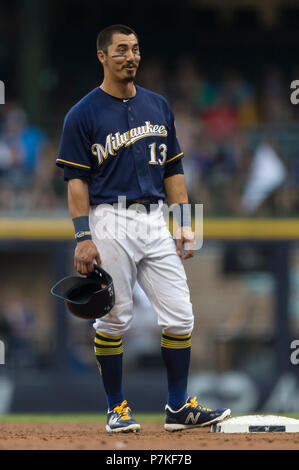 Milwaukee, WI, USA. 5 juillet, 2018. Le deuxième but des Milwaukee Brewers Tyler Saladino # 13 au cours de la partie de baseball de ligue majeure entre les Milwaukee Brewers et les Braves d'Atlanta au Miller Park de Milwaukee, WI. John Fisher/CSM/Alamy Live News Banque D'Images