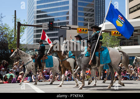 Calgary, Canada. 6 juillet, 2018. Femme représentant le Calgary Regional Appaloosa Club et portant le drapeau de l'Alberta dans la parade du Stampede de Calgary. Le défilé dans le centre-ville commence le Stampede de Calgary chaque année. Rosanne Tackaberry/Alamy Live News Banque D'Images