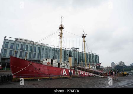 New York, le 6 juillet. 22 Sep, 2018. Les touristes regarder le bateau-phare 1908 Ambrose de South Street Seaport Museum au pier 16 à New York, États-Unis, 6 juillet 2018. Le South Street Seaport Museum a lancé son 'gratuitement' vendredi le vendredi et sera ouvert gratuitement au public tous les vendredis jusqu'à 22 Septembre, 2018. Le musée est un établissement culturel dédié à raconter l'histoire de la montée de New York comme une ville portuaire et son rôle essentiel dans le développement de l'Organisation des États. Credit : Lin Lin/Xinhua/Alamy Live News Banque D'Images