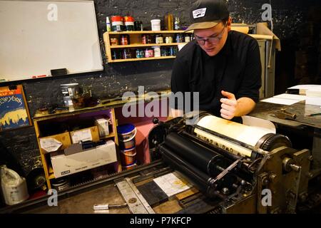 New York, le 6 juillet. 22 Sep, 2018. Une boutique de cadeaux membre du personnel utilise lettre appuyant sur la machine pour faire des cartes d'un client au South Street Seaport Museum de New York, États-Unis, 6 juillet 2018. Le South Street Seaport Museum a lancé son 'gratuitement' vendredi le vendredi et sera ouvert gratuitement au public tous les vendredis jusqu'à 22 Septembre, 2018. Le musée est un établissement culturel dédié à raconter l'histoire de la montée de New York comme une ville portuaire et son rôle essentiel dans le développement de l'Organisation des États. Credit : Lin Lin/Xinhua/Alamy Live News Banque D'Images