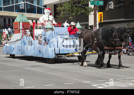 Calgary, Canada. 6 juillet, 2018. Carnaval de Québec le flottement est tiré par une équipe de chevaux de défilé du Stampede de Calgary. Le défilé dans le centre-ville commence le Stampede de Calgary chaque année. Rosanne Tackaberry/Alamy Live News Banque D'Images