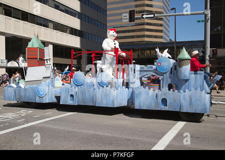 Calgary, Canada. 6 juillet, 2018. Les lecteurs de Carnaval de Québec homme flotter dans le défilé du Stampede de Calgary. Le défilé dans le centre-ville commence le Stampede de Calgary chaque année. Rosanne Tackaberry/Alamy Live News Banque D'Images