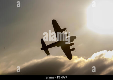 Southport Air Show Merseyside. Deuxième Guerre mondiale, Seconde Guerre mondiale, Seconde Guerre mondiale, Seconde Guerre mondiale bataille de Grande-Bretagne Lancaster bombardier, avion, avion, avion militaire, vol, guerre, aviation, vol, avro, vintage, seconde guerre mondiale, avion en vol sur les sables étendus de la côte nord-ouest. Banque D'Images