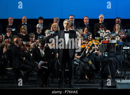 Lucca, Italie. 6 juillet, 2018. Le ténor Andrea Bocelli joue sur la scène à Lucca, Italie, le 6 juillet 2018. Le 64ème Festival de Puccini dans le Grand Théâtre Giacomo Puccini à Torre del Lago de Lucca, Italie, dans la nuit du 6 juillet 2018. Credit : Jin Yu/Xinhua/Alamy Live News Banque D'Images