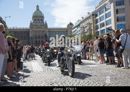 République tchèque. 7 juillet 2018. Des milliers de pilotes de Harley Davidson a célébré le 115e anniversaire de Harley Davidson avec un défilé de motos à Prague, République tchèque. - Pas de service de fil - Photo : Jan A. Nicolas/dpa dpa : Crédit photo alliance/Alamy Live News Banque D'Images