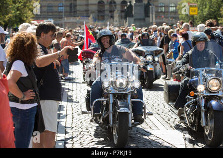 République tchèque. 7 juillet 2018. Des milliers de pilotes de Harley Davidson a célébré le 115e anniversaire de Harley Davidson avec un défilé de motos à Prague, République tchèque. - Pas de service de fil - Photo : Jan A. Nicolas/dpa dpa : Crédit photo alliance/Alamy Live News Banque D'Images