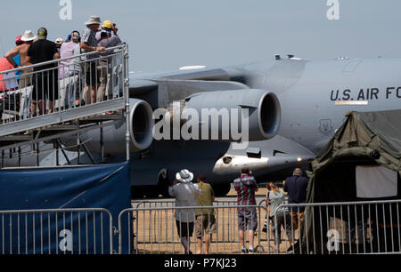 Yeovilton Royal Naval Air Station, Somerset, Royaume-Uni. Les spectateurs regardent l'arrivée d'un C17 Globemaster jet de l'US Air Force. Banque D'Images