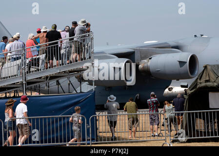 Yeovilton Royal Naval Air Station, Somerset, Royaume-Uni. Les spectateurs regardent l'arrivée d'un C17 Globemaster jet de l'US Air Force. Banque D'Images