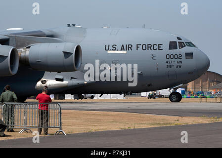 Yeovilton Royal Naval Air Station, Somerset, Royaume-Uni. Les spectateurs regardent l'arrivée d'un C17 Globemaster jet de l'US Air Force. Banque D'Images