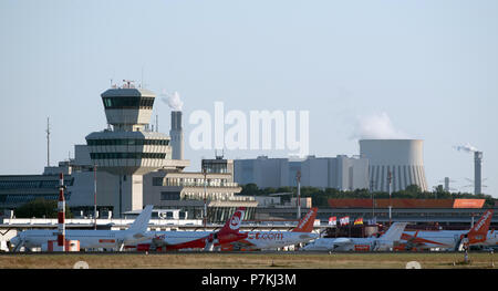 Berlin, Allemagne. 6e juillet 2018. Un avion avec le logo de la compagnie aérienne Air Berlin insolvables (C) stationné entre les avions des autres compagnies aériennes. Photo : Paul Zinken/dpa dpa : Crédit photo alliance/Alamy Live News Banque D'Images