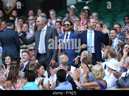 Londres, Royaume-Uni. 7 juillet 2018. All England Lawn Tennis et croquet Club, Londres, Angleterre ; le tennis de Wimbledon, jour 6 ; les golfeurs Tommy Fleetwood et Sergio Garcia prendre place sur le court central au début du jeu : Action Crédit Plus Sport Images/Alamy Live News Crédit : Action Plus de Sports/Alamy Live News Crédit : Action Plus de Sports/Alamy Live News Crédit : Action Plus de Sports/Alamy Live News Crédit : Action Plus de Sports/Alamy Live News Crédit : Action Plus de Sports/Alamy Live News Crédit : Action Plus de Sports/Alamy Live News Banque D'Images