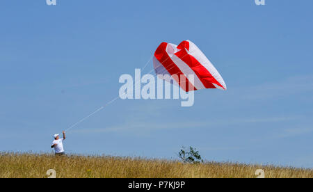 Brighton, UK. 7 juillet 2018. Cerfs-volistes profiter de beaux temps ensoleillé chaud à la 40e édition annuelle de Brighton Festival du cerf-volant qui se tient ce week-end à Stanmer Park Crédit : Simon Dack/Alamy Live News Banque D'Images