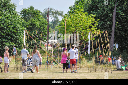 Brighton, UK. 7 juillet 2018. Cerfs-volistes profiter de beaux temps ensoleillé chaud à la 40e édition annuelle de Brighton Festival du cerf-volant qui se tient ce week-end à Stanmer Park Crédit : Simon Dack/Alamy Live News Banque D'Images