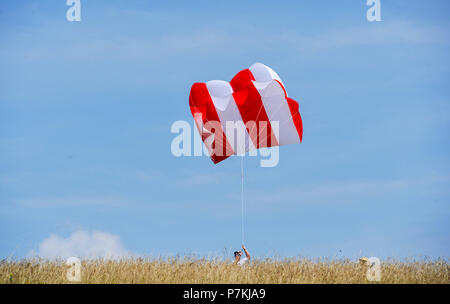 Brighton, UK. 7 juillet 2018. Cerfs-volistes profiter de beaux temps ensoleillé chaud à la 40e édition annuelle de Brighton Festival du cerf-volant qui se tient ce week-end à Stanmer Park Crédit : Simon Dack/Alamy Live News Banque D'Images