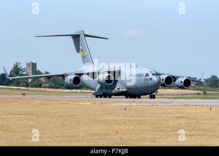 Somerset, Royaume-Uni. 7 juillet 2018. Un USAF C-17A Globemaster Avions de transport stratégique taxi-ing le long d'une piste à Yeovilton, Somerset, England, UK, le jet va se former dans l'exposition statique de l'Airshow le samedi à la base. Photo : Peter Titmuss/AlamyLive Crédit : Peter Titmuss/Alamy Live News Crédit : Peter Titmuss/Alamy Live News Banque D'Images