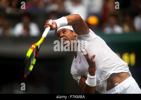 Londres, Royaume-Uni. 7 juillet 2018. Wimbledon Tennis : Rafael Nadal au service de l'Espagne à Alex De Minaur de l'Australie lors de leur troisième tour à Wimbledon aujourd'hui. Crédit : Adam Stoltman/Alamy Live News Banque D'Images