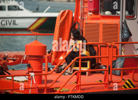 Malaga, Espagne. 7 juillet, 2018. Une femme migrante, qui a été sauvé d'un canot à la mer Méditerranée, se trouve sur un bateau de sauvetage après son arrivée au Port de Malaga. Les membres de la sécurité maritime espagnol a secouru 24 migrants à bord d'un canot près de la côte de Malaga et porté sur le port de Malaga, où ils étaient assistés par la Croix Rouge Espagnole. Credit : Jésus Merida/SOPA Images/ZUMA/Alamy Fil Live News Banque D'Images