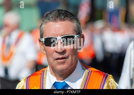 Glasgow, Ecosse, Royaume-Uni. 7 juillet, 2018. Un homme portant une écharpe orange marcheur prenant part à l'assemblée annuelle à pied Orange dans les rues de la ville pour marquer la victoire du Prince Guillaume d'Orange sur le roi Jacques II à la bataille de la Boyne en 1690. Credit : Skully/Alamy Live News Banque D'Images