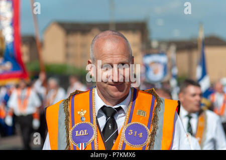 Glasgow, Ecosse, Royaume-Uni. 7 juillet, 2018. Un homme portant une écharpe orange marcheur prenant part à l'assemblée annuelle à pied Orange dans les rues de la ville pour marquer la victoire du Prince Guillaume d'Orange sur le roi Jacques II à la bataille de la Boyne en 1690. Credit : Skully/Alamy Live News Banque D'Images