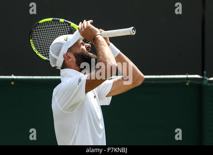 Londres, Royaume-Uni. 7 juillet 2018. Benoit Paire de France réagit au cours de la troisième ronde du tournoi match contre Juan Martin Del Potro de l'Argentine à la de Wimbledon 2018 à Londres, en Grande-Bretagne, le 7 juillet 2018. Benoit Paire a perdu 0-3. (Xinhua/Tang Shi) Credit : Xinhua/Alamy Live News Banque D'Images