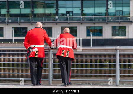 Glasgow, Ecosse, Royaume-Uni. 7 juillet, 2018. L'arrière de deux membres de la bande des hommes portant des uniformes ayant un chat au début de l'assemblée annuelle à pied Orange dans les rues de la ville pour marquer la victoire du Prince Guillaume d'Orange sur le roi Jacques II à la bataille de la Boyne en 1690. Credit : Skully/Alamy Live News Banque D'Images