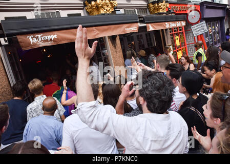 Soho, London, UK. 7 juillet 2018. L'Angleterre à des fans de hems bar à Soho en regardant le match entre l'Angleterre et la Suède Crédit : Matthieu Chattle/Alamy Live News Banque D'Images