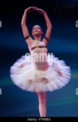 Athènes, Grèce. 6 juillet, 2018. Photo prise le 6 juillet 2018 montre un danseur du Ballet International Athènes 18e concours de danse contemporaine et de l'exécution de sa part au Centre culturel hellénique "Cosmos" à Athènes, Grèce. Le concours a attiré des danseurs professionnels et amateurs du monde entier afin d'échanger des techniques et d'expériences. Credit : Christos Skyllakos/Xinhua/Alamy Live News Banque D'Images