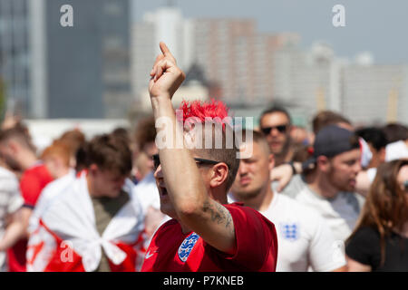 Nottingham, Royaume-Uni. 7 juillet 2018. Les amateurs de football regarder l'Angleterre v la Coupe du Monde de la FIFA 2018 la Suède à un jeu de dépistage en plein air dans le parc du château de Nottingham, Credit : Crédit : Gareth Gareth Tibbles Tibbles/Alamy Live News Crédit : Gareth Tibbles/Alamy Live News Banque D'Images