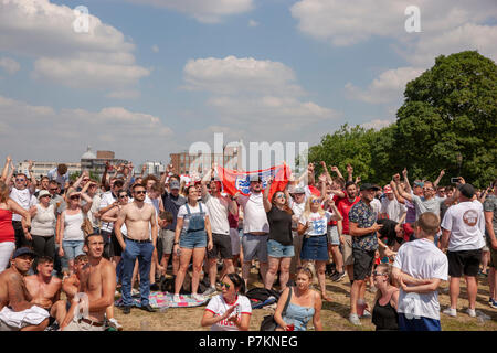 Nottingham, Royaume-Uni. 7 juillet 2018. Les amateurs de football regarder l'Angleterre v la Coupe du Monde de la FIFA 2018 la Suède à un jeu de dépistage en plein air dans le parc du château de Nottingham, Credit : Crédit : Gareth Gareth Tibbles Tibbles/Alamy Live News Crédit : Gareth Tibbles/Alamy Live News Banque D'Images