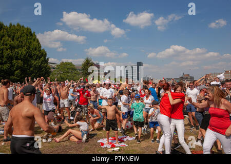 Nottingham, Royaume-Uni. 7 juillet 2018. Les amateurs de football regarder l'Angleterre v la Coupe du Monde de la FIFA 2018 la Suède à un jeu de dépistage en plein air dans le parc du château de Nottingham, Credit : Crédit : Gareth Gareth Tibbles Tibbles/Alamy Live News Crédit : Gareth Tibbles/Alamy Live News Banque D'Images