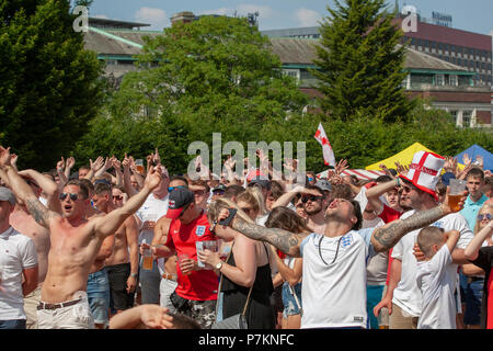 Nottingham, Royaume-Uni. 7 juillet 2018. Les amateurs de football regarder l'Angleterre v la Coupe du Monde de la FIFA 2018 la Suède à un jeu de dépistage en plein air dans le parc du château de Nottingham, Credit : Crédit : Gareth Gareth Tibbles Tibbles/Alamy Live News Crédit : Gareth Tibbles/Alamy Live News Banque D'Images