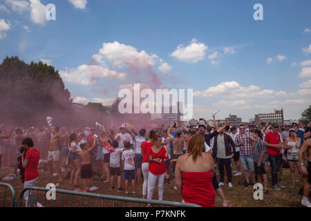 Nottingham, Royaume-Uni. 7 juillet 2018. Les amateurs de football regarder l'Angleterre v la Coupe du Monde de la FIFA 2018 la Suède à un jeu de dépistage en plein air dans le parc du château de Nottingham, Credit : Crédit : Gareth Gareth Tibbles Tibbles/Alamy Live News Crédit : Gareth Tibbles/Alamy Live News Banque D'Images